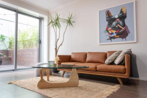 Modern 1 Bedroom Apartment with a Spacious Courtyard in Auckland CBD